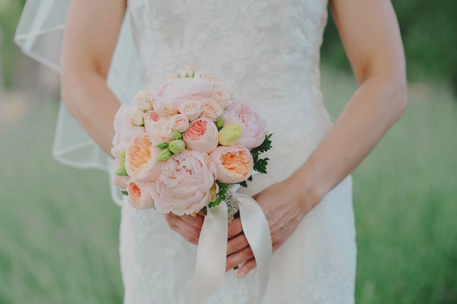 How to Choose a Bridal Bouquet for a Wedding with a Minimalist Theme